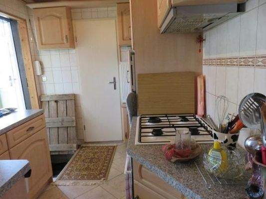 Ansicht der Küche mit Eingang zum Keller