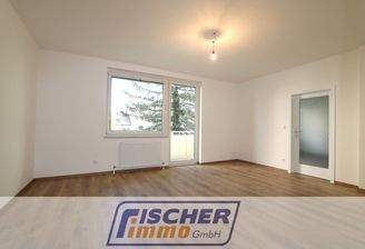 Wohn-/Esszimmer mit Zugang zur Loggia