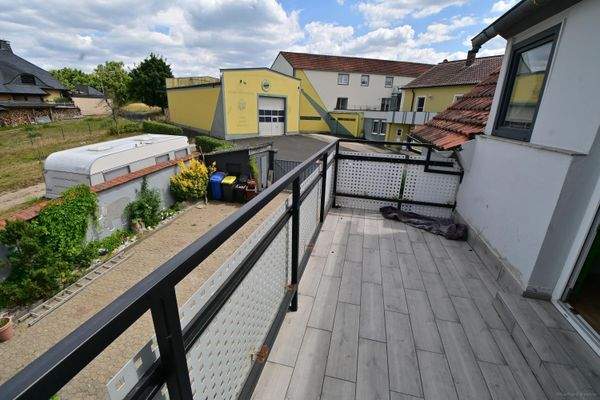 sonnig gelegener Balkon mit Ausblick