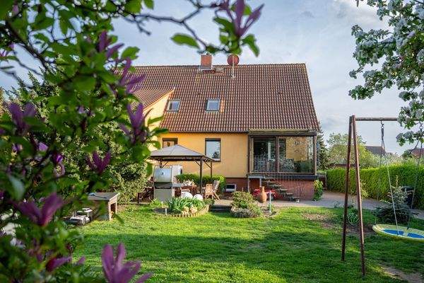 Garten mit Blick auf´s Haus
