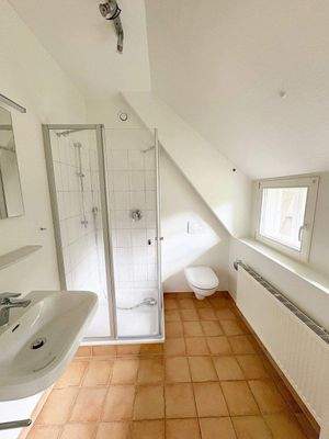 mit angrenzendem Duschbad