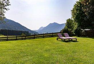 Weitläufiger Garten mit traumhaften Blick in die alpine Naturkulisse