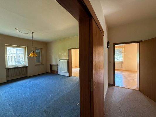 Flur und Blick zum Wohnzimmer