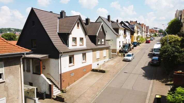 Ansicht von vorne links, Blick in die Straße