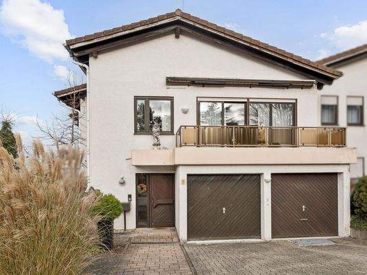 Hausansicht und Balkon III