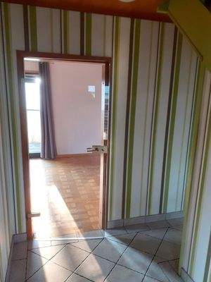 Diele mit Glastür zum Wohnzimmer