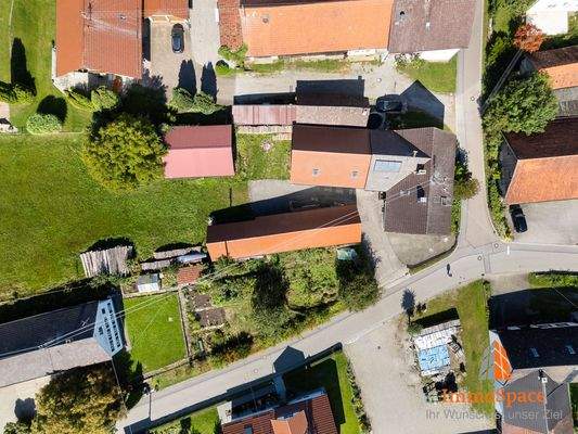 Blick von oben auf das Haus und das Grundstück