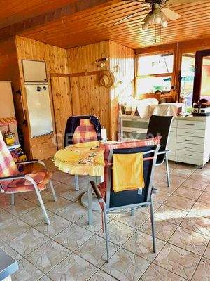 Wintergarten mit Zugang zum Garten und kleinem WC