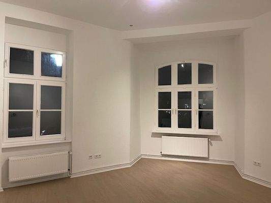 Wohnzimmer mit Fenstern