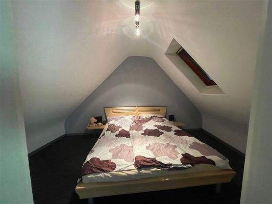 DG: Schlafzimmer (Weitwinkelaufnahme)