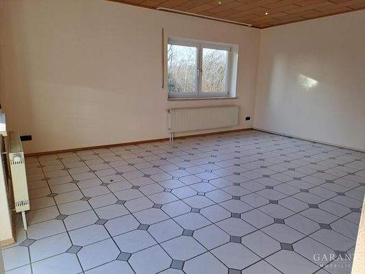 großzügiges Wohnzimmer