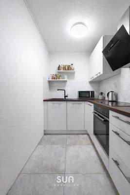 MODERENE EINBAUKÜCHE