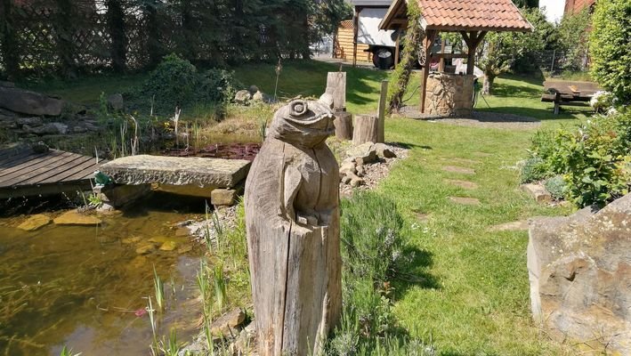 Gartenteich und Brunnen