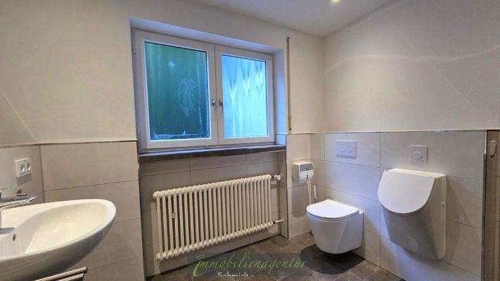 Bad en Suit - Tageslicht - Pissoir etc.