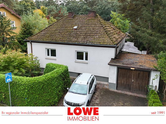 Straßenansicht mit Garage