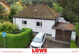 Straßenansicht mit Garage