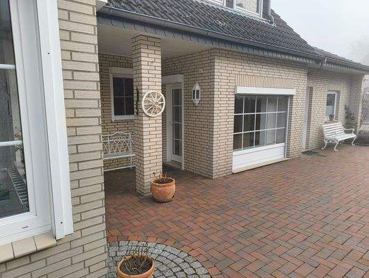 überdachte Terrasse / Ausgang zum Garten 