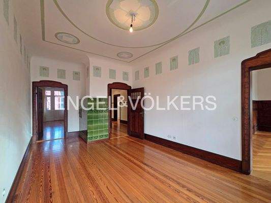 Wohnzimmer mit Stuckelementen