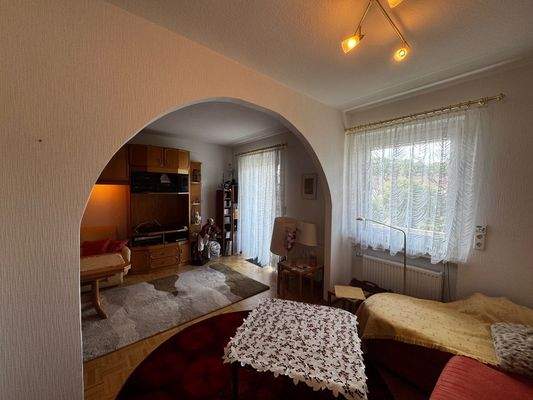 1. OG Wohnzimmer mit Balkon Zugang.jpg