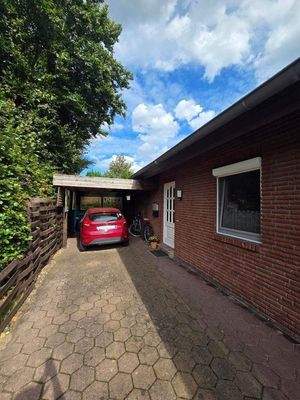 Carport mit Zugang zum Garten/Gartenhaus