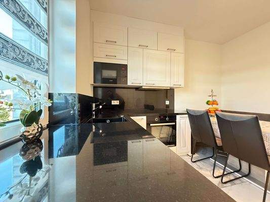 Küche mit Granitplatte