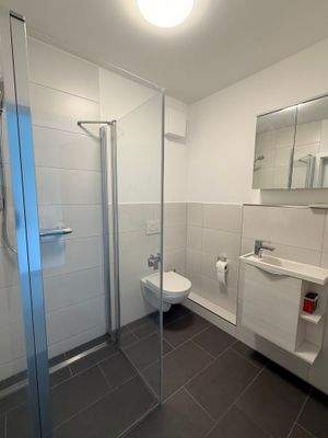 Badezimmer mit Duschbad