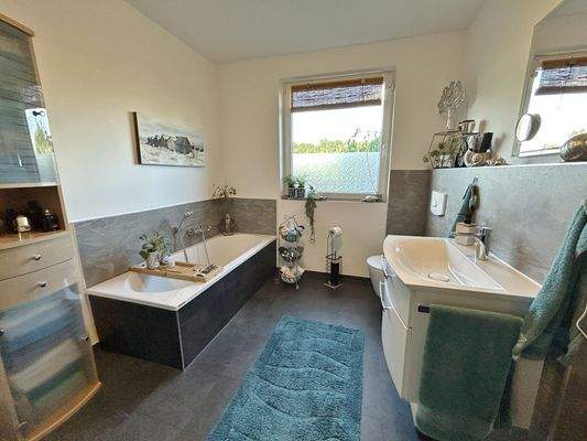 Badezimmer mit Wanne...