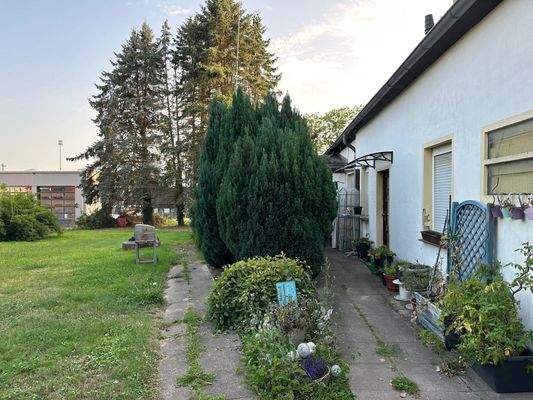 Zugang und Garten Wohnung 1 und 2