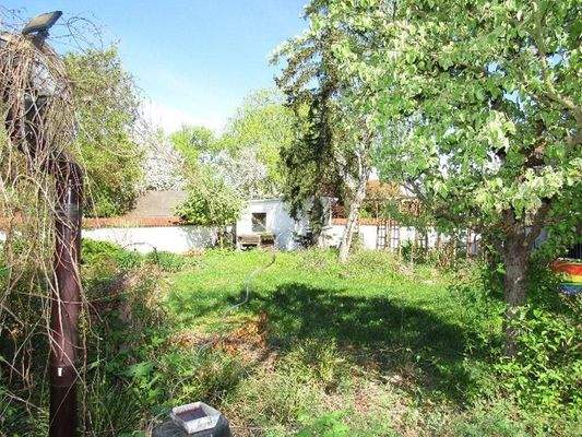Garten mit Blick auf das Gerätehaus