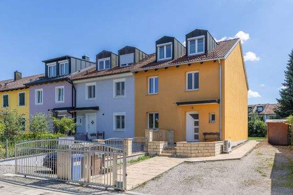 Außenansicht mit Blick auf das großes Grundstück