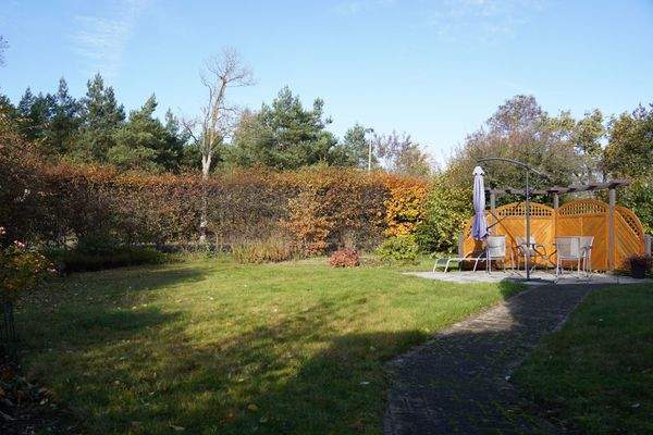 Gartenfläche mit Freisitz