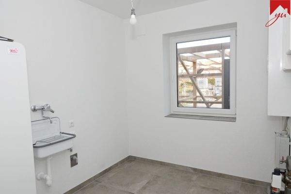 Hauswirtschaftraum mit Waschmaschinenanschluss