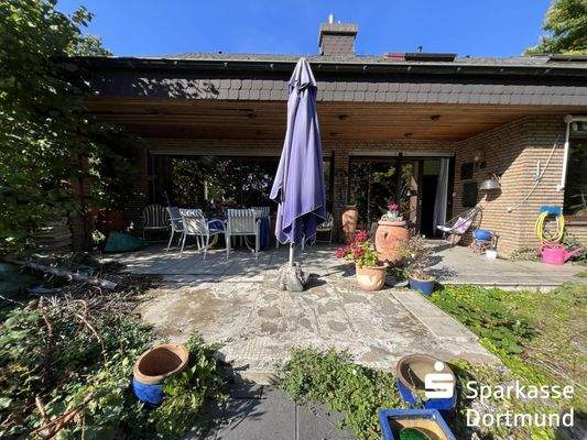 Großzügige Terrasse zum Teil überdacht