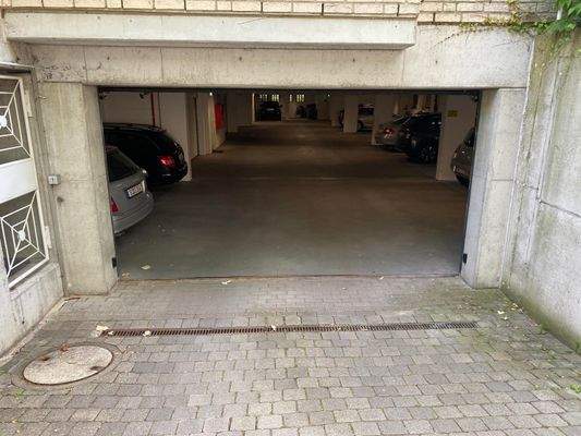 Tiefgarageneinfahrt / elektrisch gesteuertes Rolltor