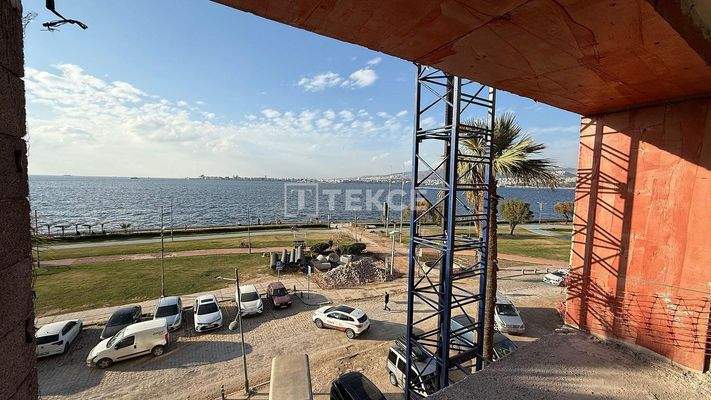New Seafront Apartments with Spacious Spaces in İzmir