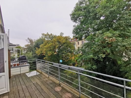 Balkon oder eher Terrasse mit viel Sonne 