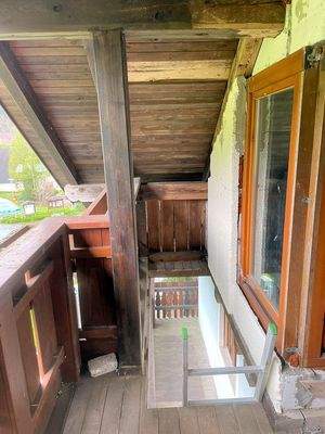 Zugang zum Dachboden über den Balkon im Obergescho