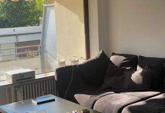 Wohnzimmer mit Blick auf den Balkon