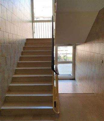 Blick durch das Treppenhaus/Eingangsbereich