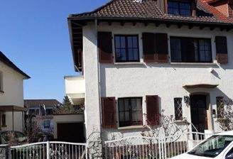 Eingangsseite mit Stellplatz u