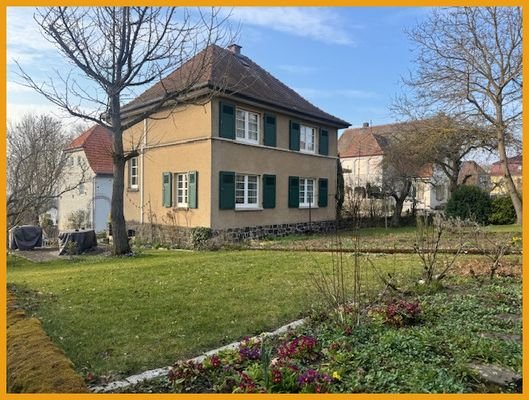 Hinteransicht mit Garten 