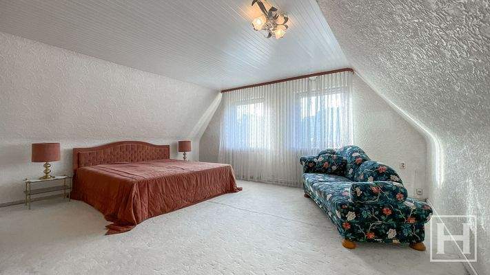 Großzügiges Schlafzimmer im Dachgeschoss