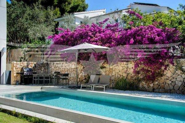 Garten mit Swimmingpool