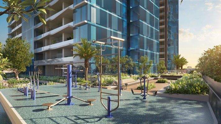 Großer Spielplatz vor dem Haus