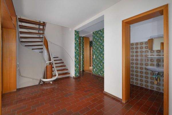 Diele, Treppenhaus und separates WC EG