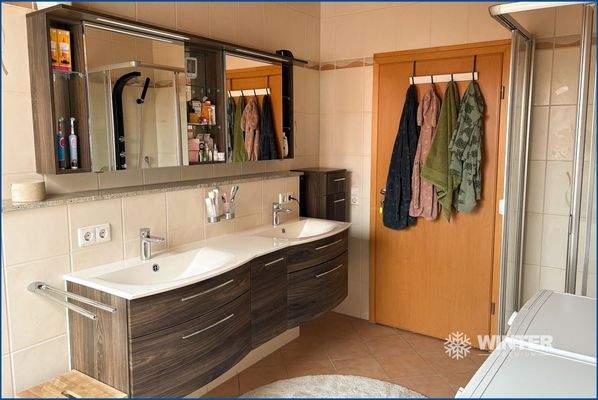 Badezimmer mit zwei Waschbecken