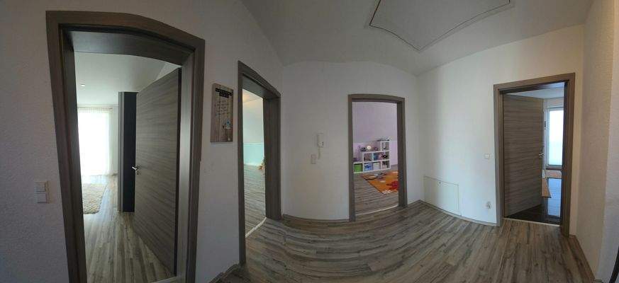 Dachgeschoss mit 3 Schlafräumen, einem großzügigen Badezimmer und Zugang zum Dachspeicher 