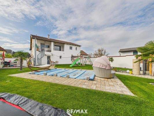 Zweifamilienhaus in Illmitz Gartenansicht mit Pool