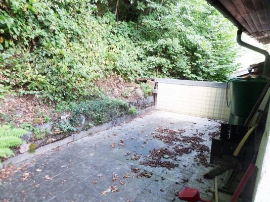 Die Terrasse hinter dem Haus