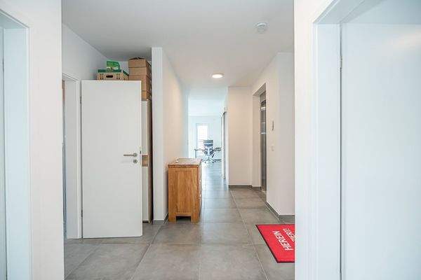 Mit moderner Eleganz verbindet der Flur die Räume